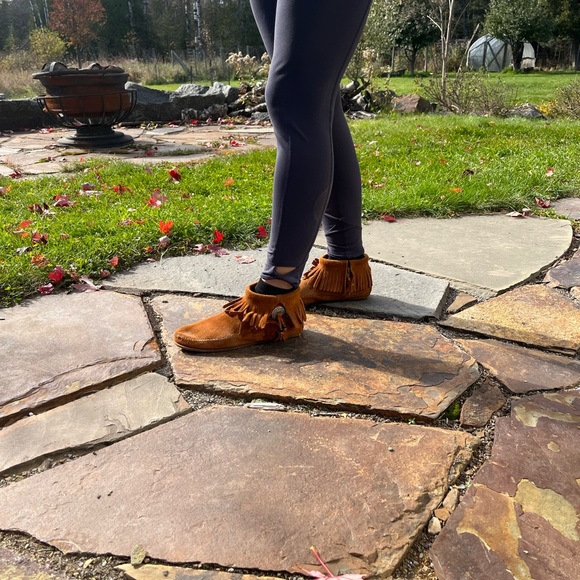 Size 9 womens Minnetonka moccasins - Picture 2 of 7